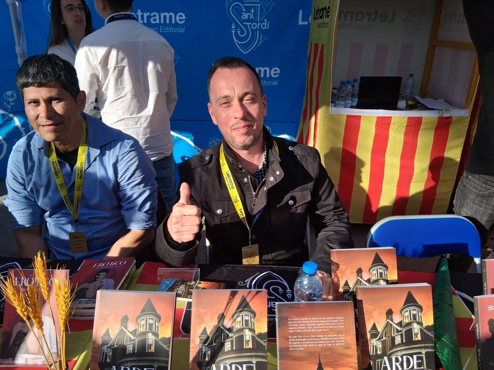 Jordi Catalán firmó ejemplares de Arde Villa Elvira este Sant Jordi en la parada de la Editorial Letrame