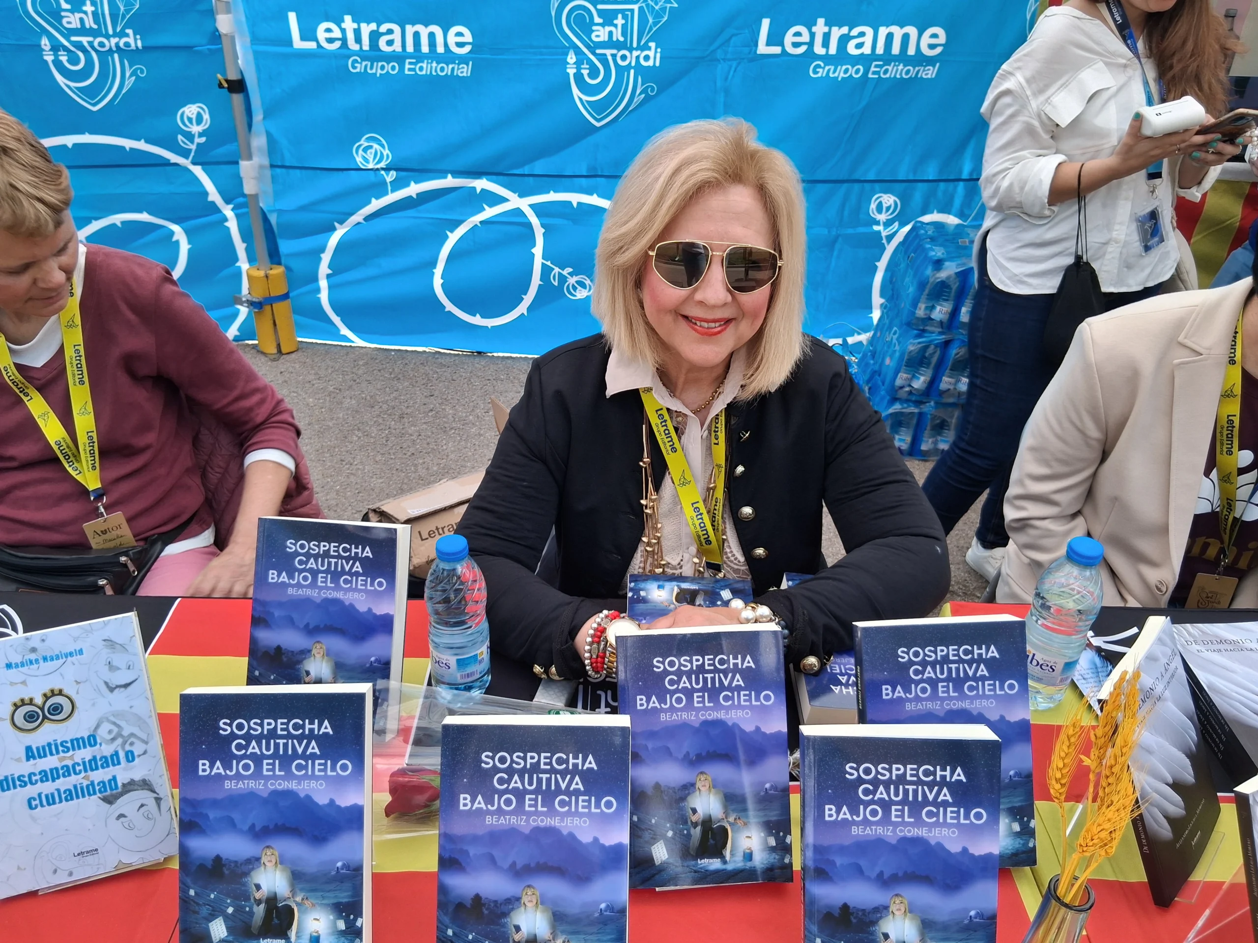 BEATRIZ CONEJERO MARTÍNEZ PRESENTA "SOSPECHA CAUTIVA BAJO EL CIELO" EN SANT JORDI 2025