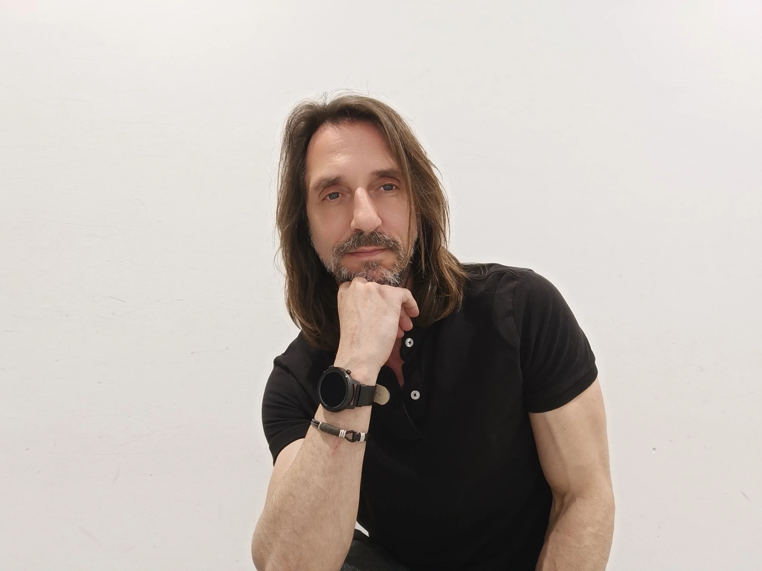 John Caballero sacude el panorama literario con una ópera prima cargada de tensión simbólica